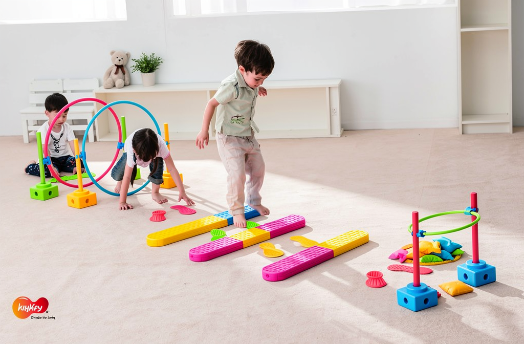 Parcours de motricité coloré installé dans une crèche lumineuse