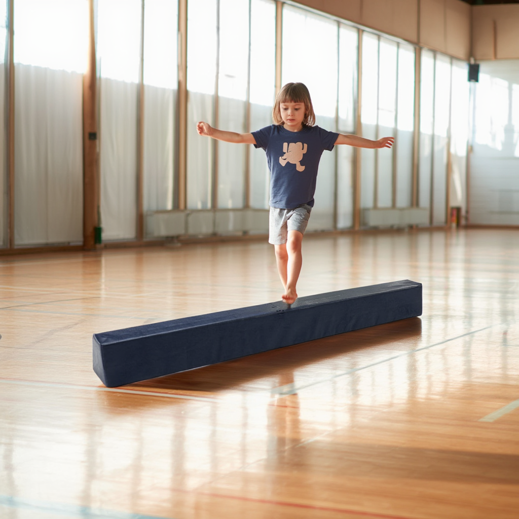 Enfant marchant sur une poutre d'équilibre en mousse pour exercice de coordination