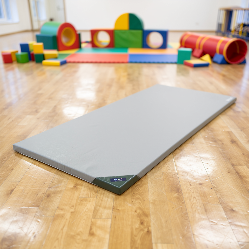 Grijze gymmat op de vloer van een basisschool sporthal