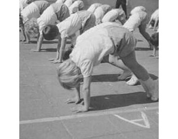 Enfants en maternelle pratiquant des exercices de psychomotricité avec leur enseignante
