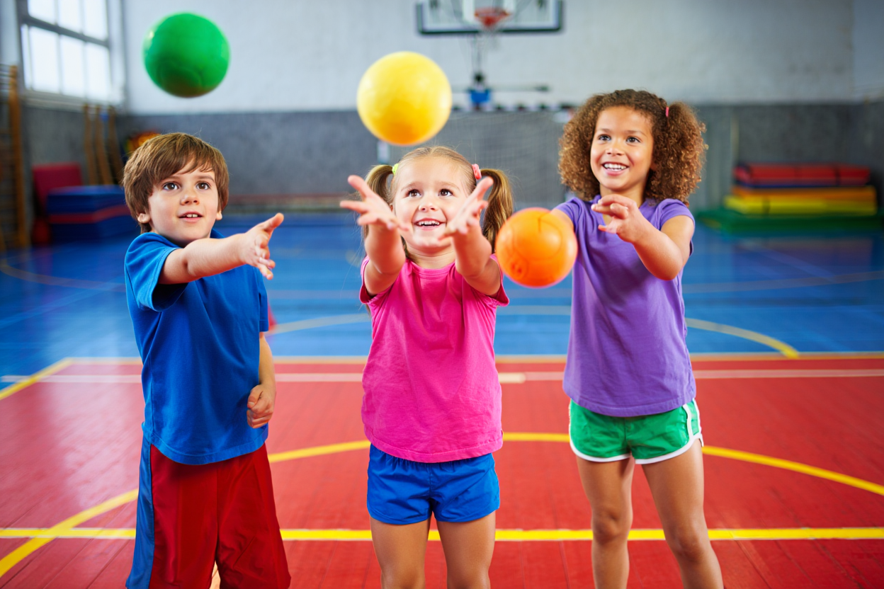 Kinderen oefenen met foam ballen