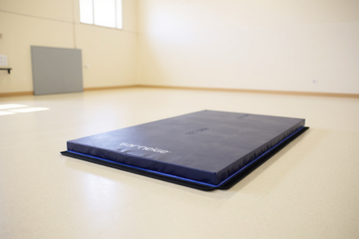 Un matelas de réception de gymnastique artistique placé au bout de la poutre pour la zone de réception.